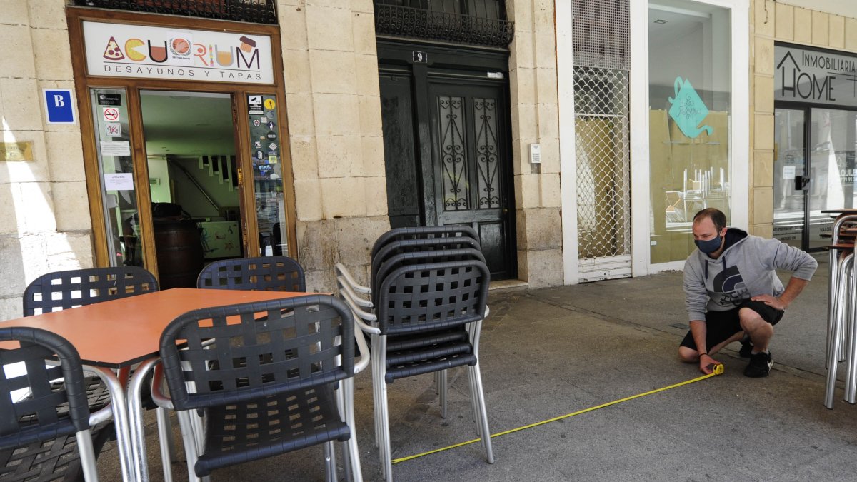 El propietario de un local prepara su terraza. ISRAEL L. MURILLO
