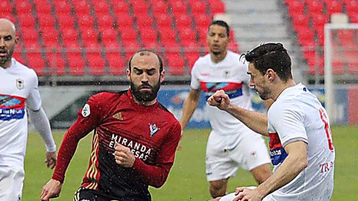 Paris Adot trata de obstaculizar el disparo de un jugador del Langreo.-@CDMIRANDES
