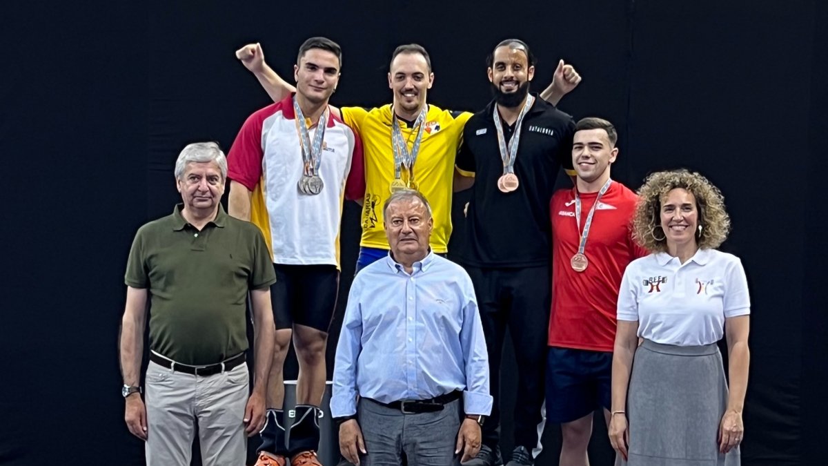 Fernández (izquierda) posa en el podio con sus tres medallas. ECB