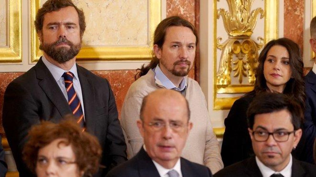 Pablo Iglesias, junto a Iván Espinosa de los Monteros e Inés Arrimadas, en el Congreso.-JOSE LUIS ROCA