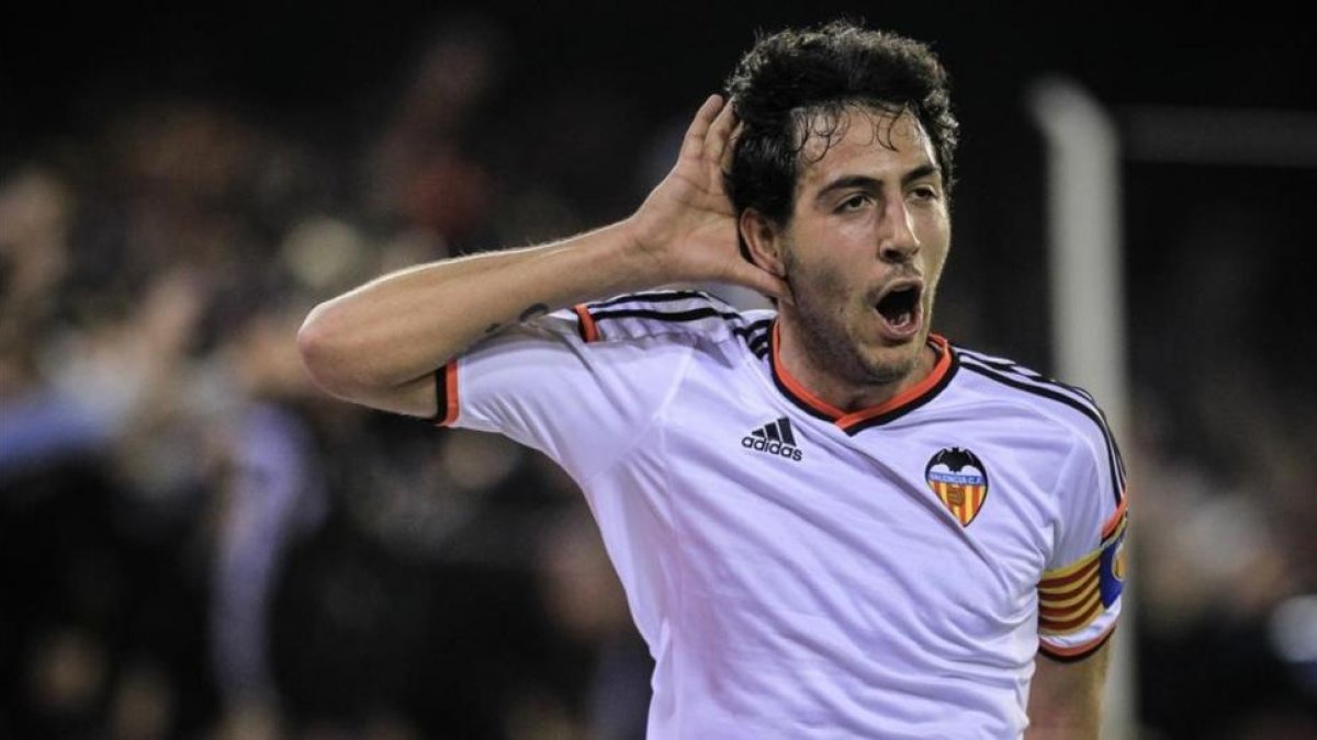 El mediocampista del Valencia, Dani Parejo, celebra en Mestalla un gol ante el Sevilla.-MIGUEL LORENZO