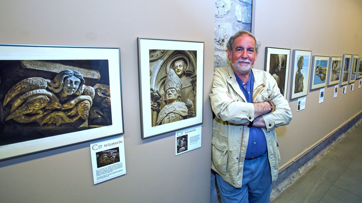 El fotógrafo Ángel Herraiz posa junto a algunas de sus fotografías. TOMÁS ALONSO