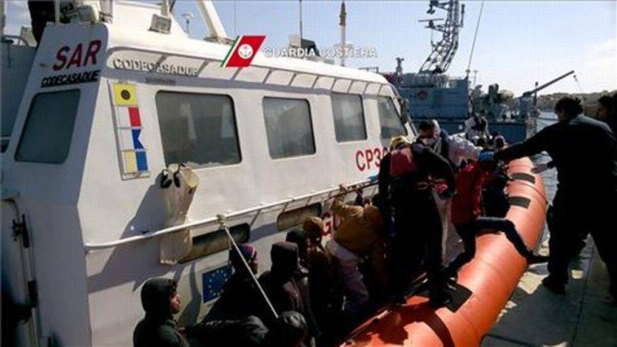 Un grupo de inmigrantes llegando al puerto de Lampedusa tras ser rescatados por la Guardia Costera en el mar Mediterráneo, entre Libia e Italia.-Foto: EFE