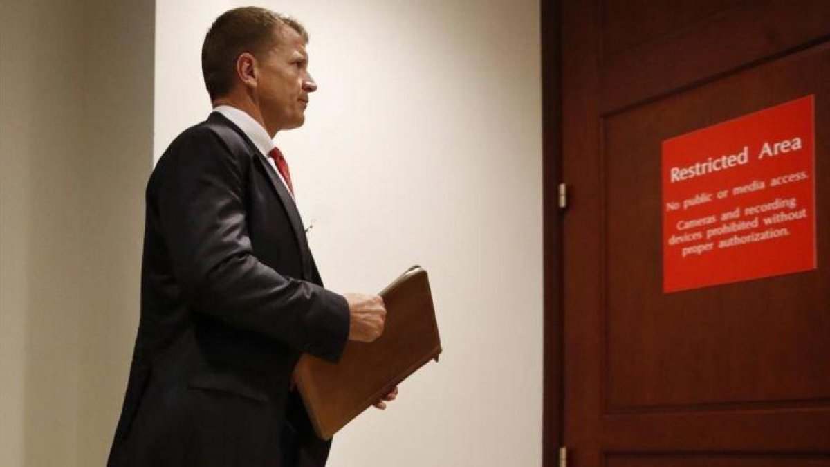 El fundador de Blackwater, Erik Prince, a su llegada a una reunión privada con miembros del Comité de Inteligencia de la Cámara de Representantes de EEUU, en Washington, en el 2017.-JACQUELYN MARTIN (AP)