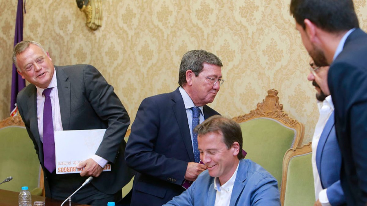 Lorenzo Rodríguez (Cs), César Rico, Borja Suárez, Ángel Guerra (PP) y David Jurado (PSOE) en un pleno provincial. RAÚL G. OCHOA