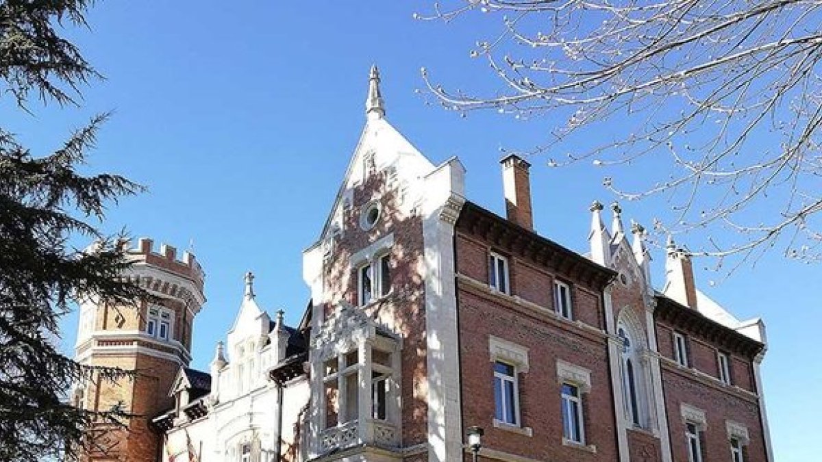 Vista exterior del Palacio de la Isla, sede del Instituto Castellano y Leonés de la Lengua. DARÍO GONZALO