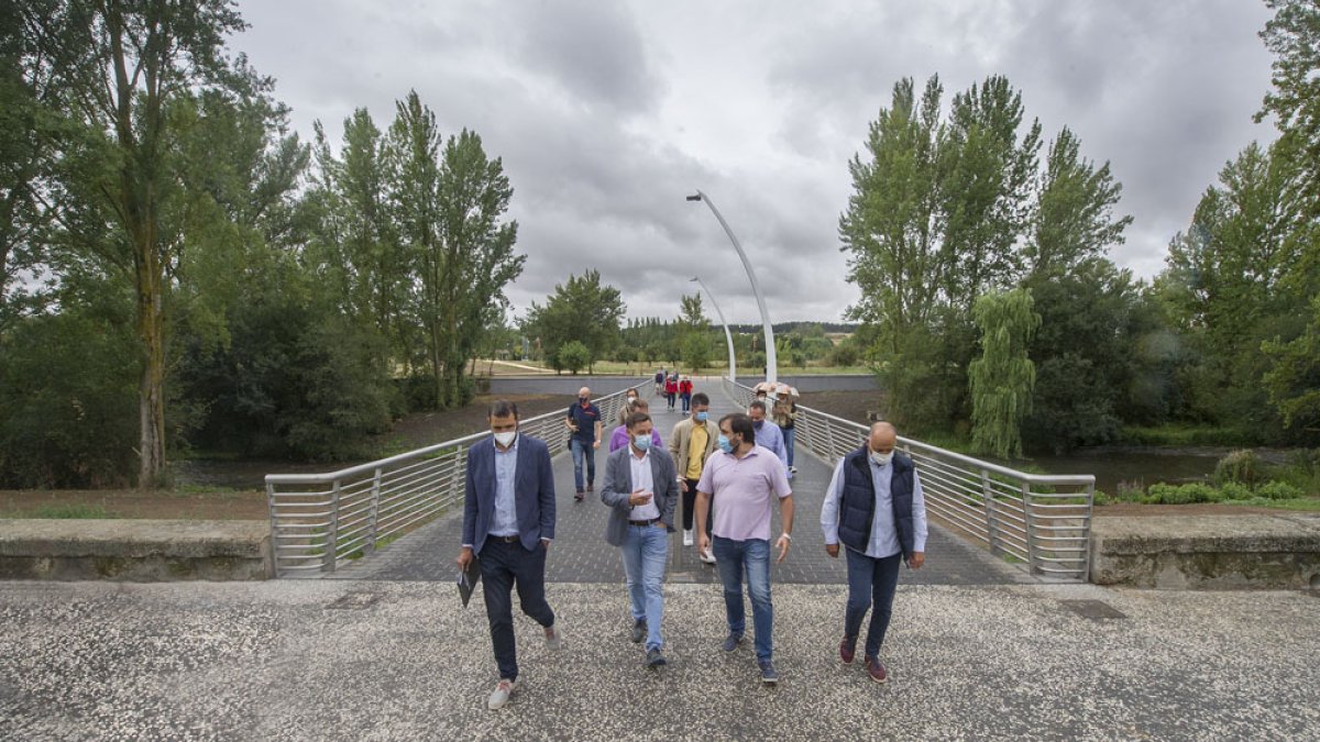 Garabito, De la Rosa y Berzosa pasean por la nueva pasarela. ISRAEL L. MURILLO