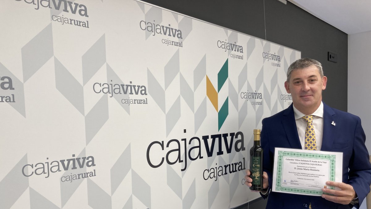 Cajaviva y Fundación Caja Rural reciben el Premio 'Olivo Solidario El Aceite de la Vida'