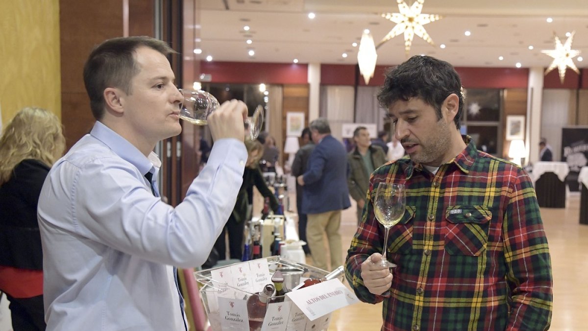 Dos personas catan un vino de Ribera en una feria promocional en Burgos. ICAL