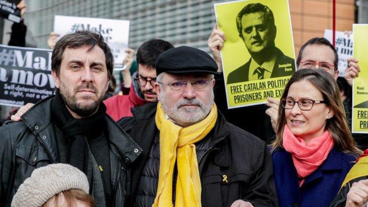 Los exconsellers catalanes Antoni Comín (izquierda) y Lluis Puig (centro).-EPA