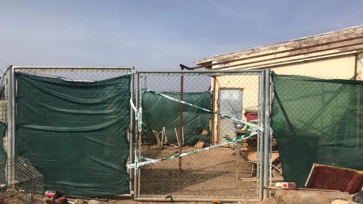 Entrada precintada del criadero de Melgar de Fernamental. ECB