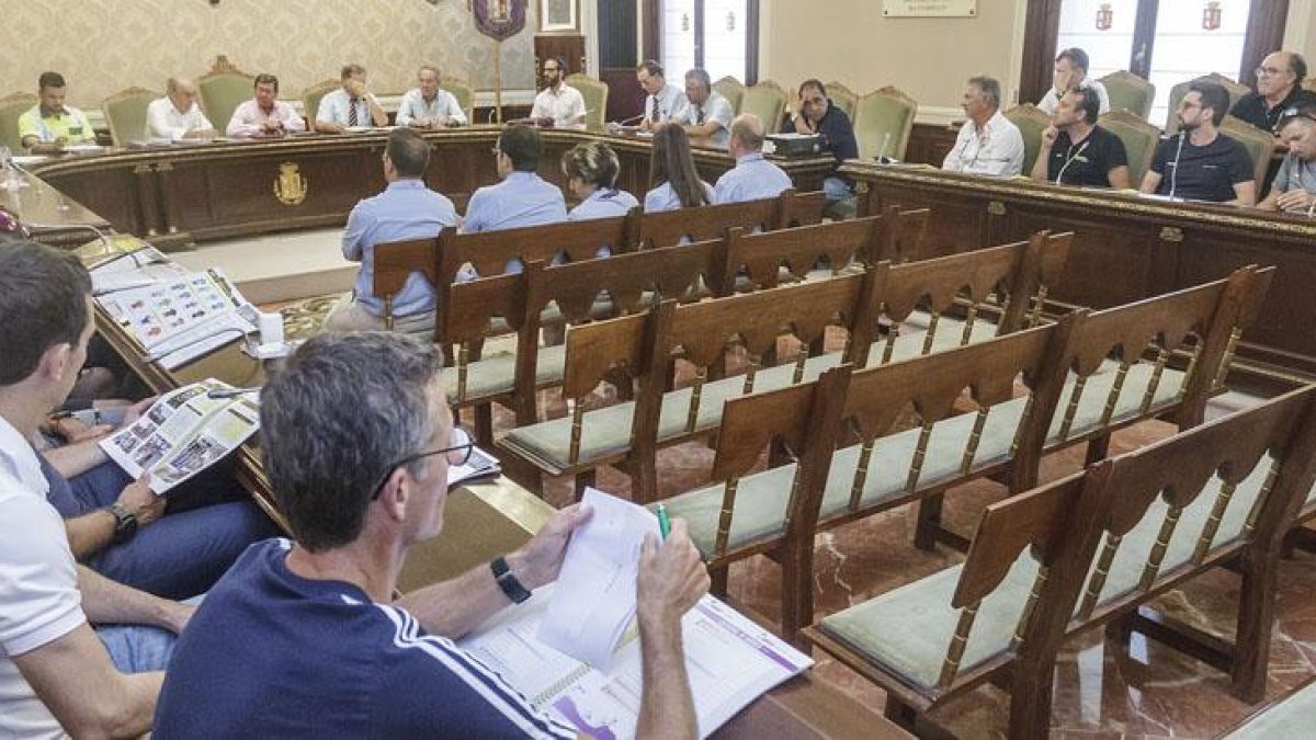 Los directores de los 15 equipos participantes en la ronda provincial participaron ayer en la reunión técnica de carrera que tuvo lugar en el Salón de Plenos de la Diputación-Santi Otero