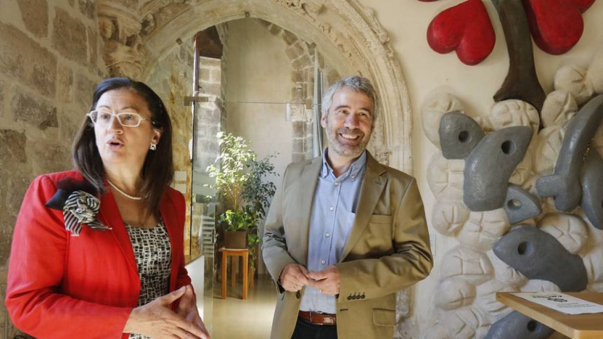 Rosa Pérez, directora de la Obra Social y Cultural de la Fundación, y Jorge Simón, director de Cáritas-RAÚL G. OCHOA
