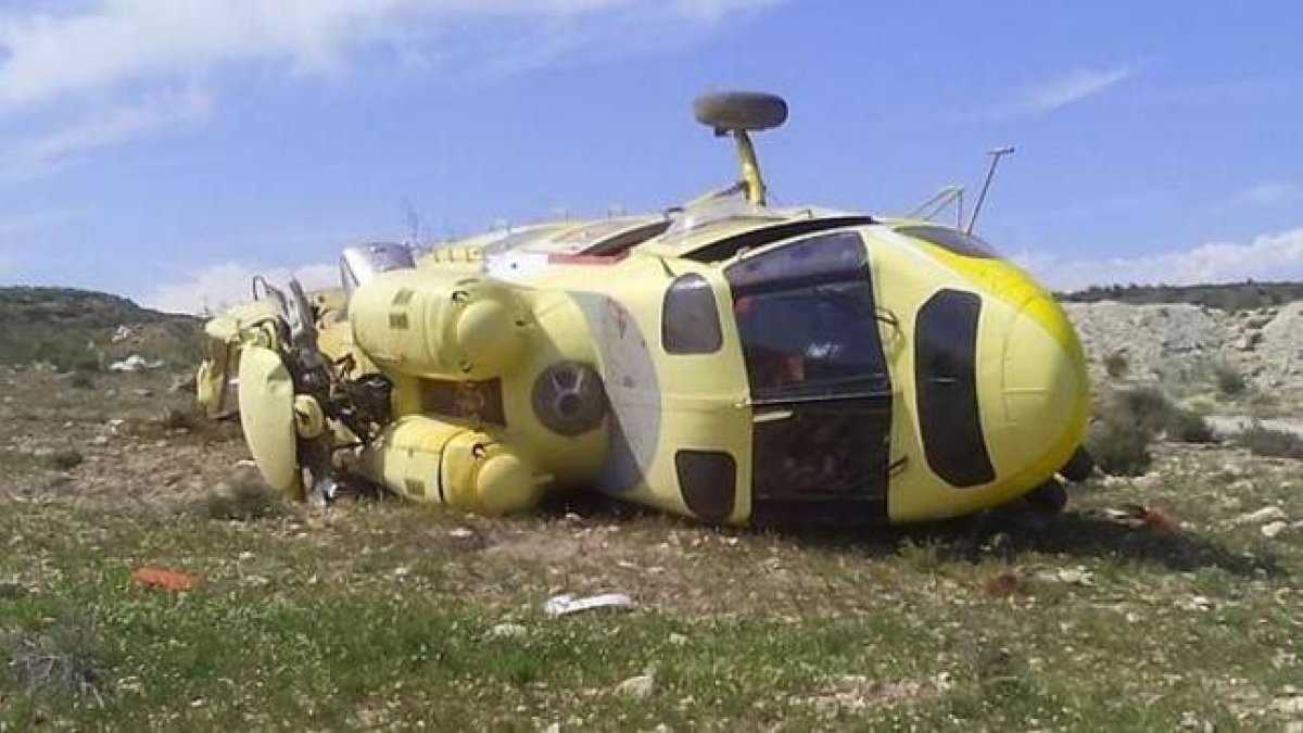 El helicóptero encontrado cerca en Níjar sin tripulantes ni heridos.-MAMB / IDEAL.ES