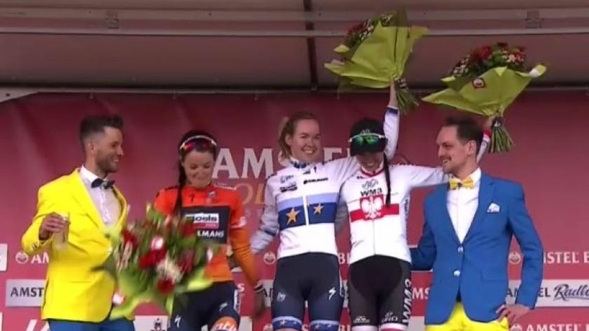 Dos azafatos entregan los trofeos en la prueba femenina de la Amstel Gold Race-TWITTER / AMSTEL GOLD RACE