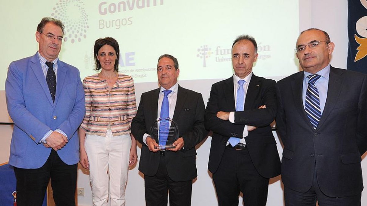 El director gerente de la compañía, Arturo Sagredo, recibe el galardón de manos del presidente de FAE-ISRAEL L. MURILLO