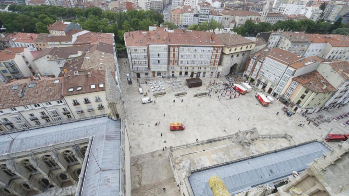 Plaza delRey San Fernando, a los pies de la Catedral, primer ágora que el visitante encontraba al cruzar la entrada de la ciudad, el Arco de Santa María.-ICAL