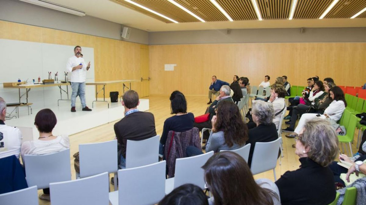 Los alumnos atienden durante la jornada.-ISRAEL L. MURILLO