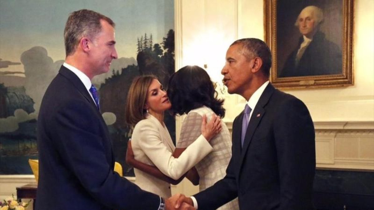 El rey Felipe VI y Letizia se despiden de Barack y Michelle Obama, en septiembre del 2015, tras el encuentro en la Casa Blanca.-