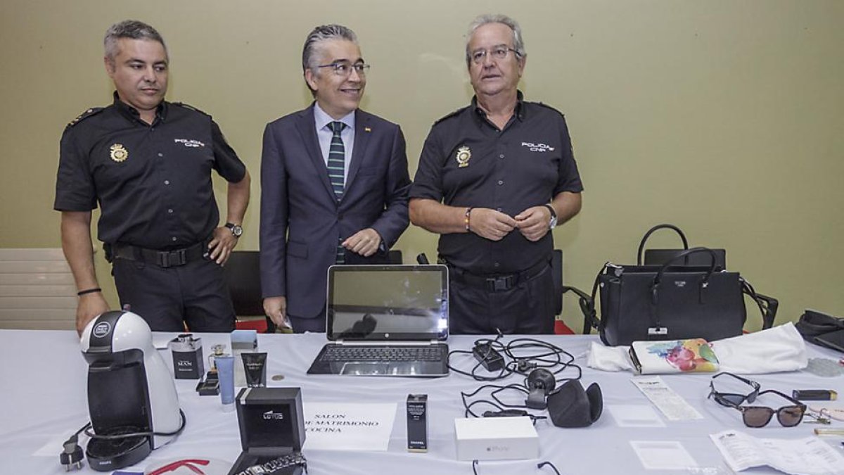 El subdelegado del Gobierno en Burgos y dos agente muestran algunos de los objetos recuperados.-SANTI OTERO