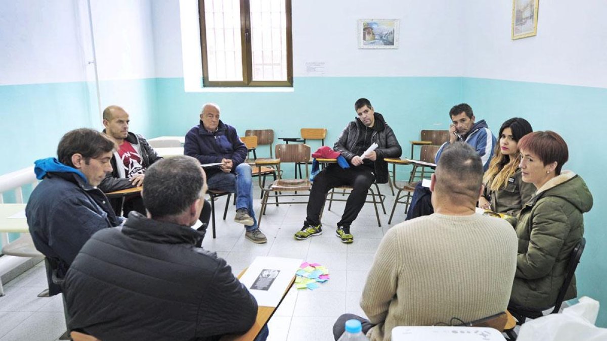 Un grupo de presos participa en el programa ‘Reconexión’ junto a Virginia Domingo y Andrea Solís.-ISRAEL L. MURILLO