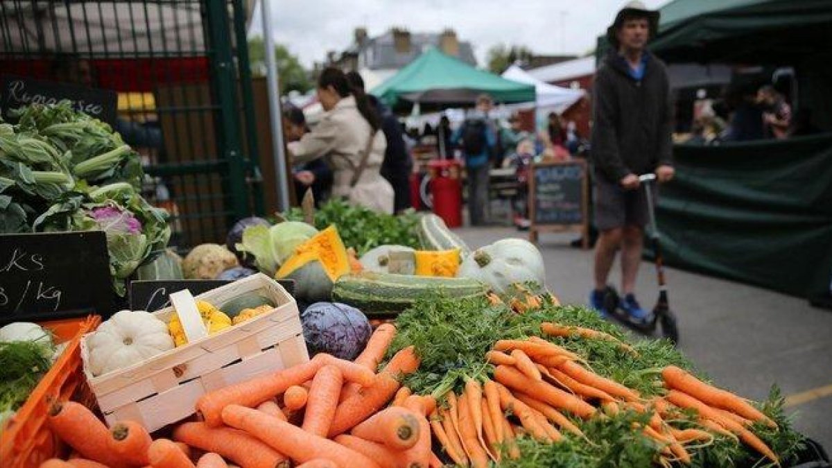 Una parada de frutas y verduras en el mercado de agricultores The Spread en Primrose Hill, al noroeste de Londres.-ISABEL INFANTES (ÀFP)