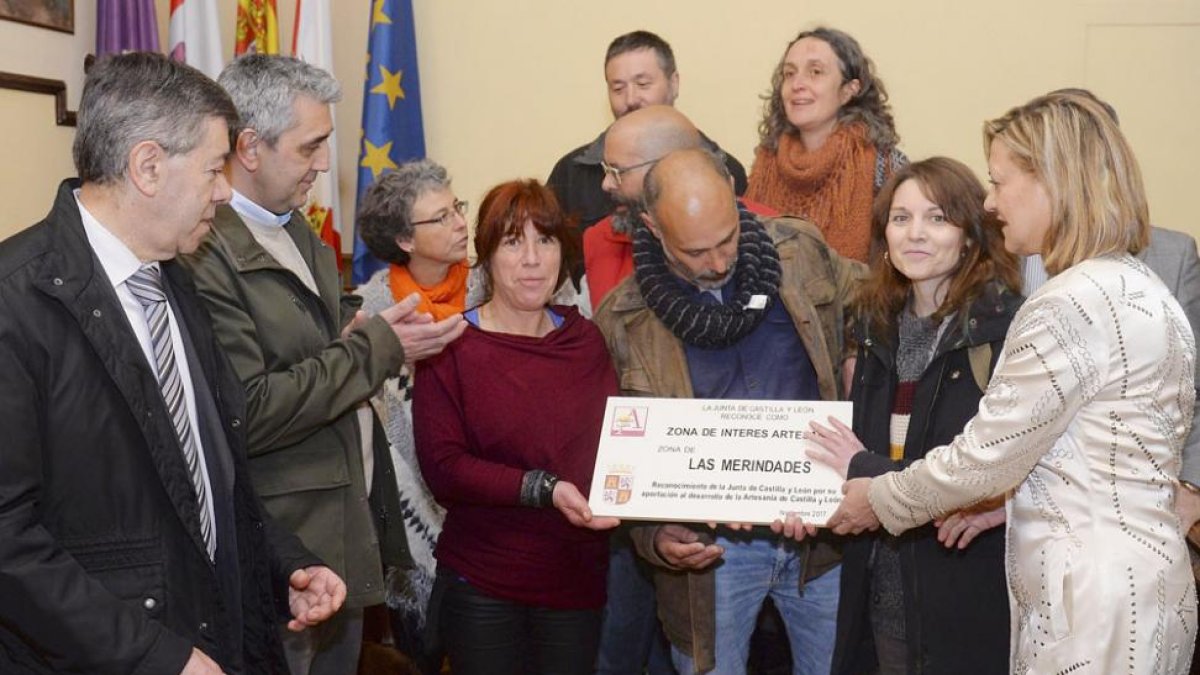 La consejera de Economía y Hacienda, Pilar del Olmo (D), entrega a un grupo de artesanos el reconocimiento como Zona de Interés Artesanal para Las Merindades.-ICAL