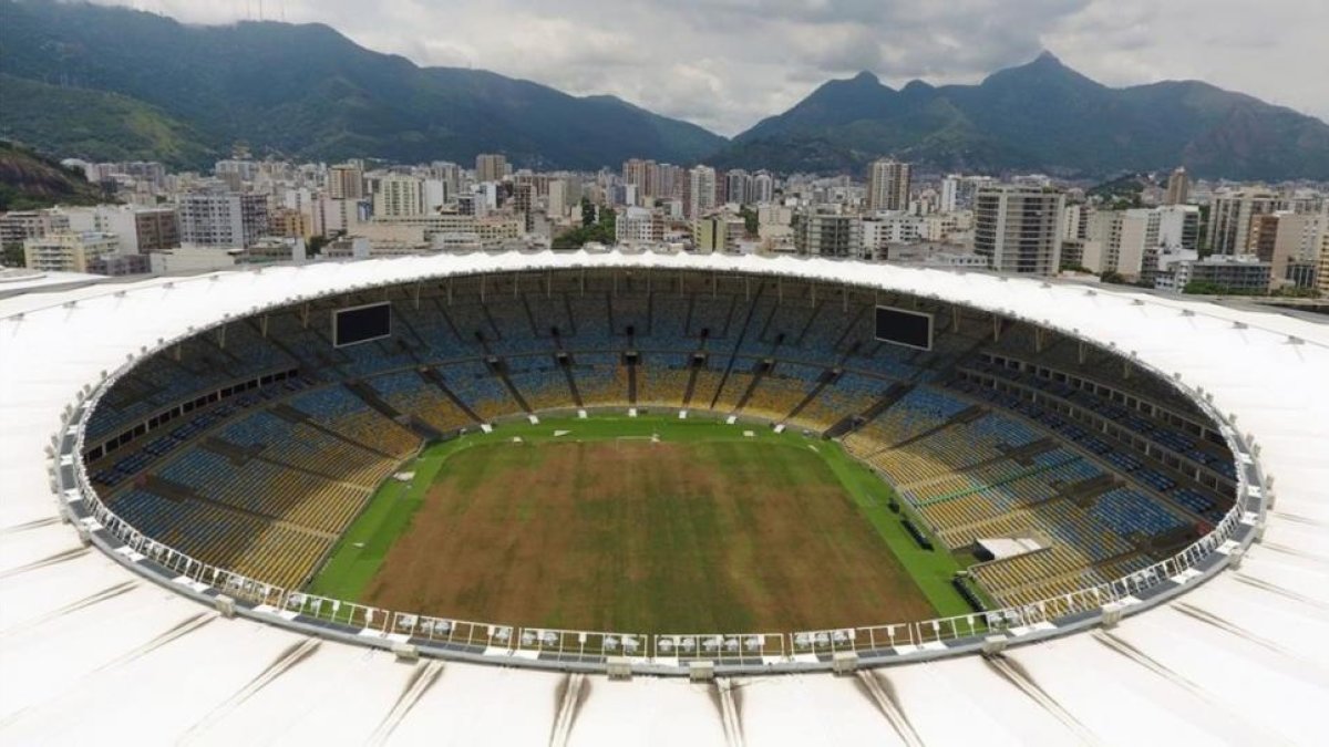 El estadio de Maracaná, con el césped amarillento por el abandono, también tiene la luz cortada por impago.-AFP / VANDERLEI ALMEIDA
