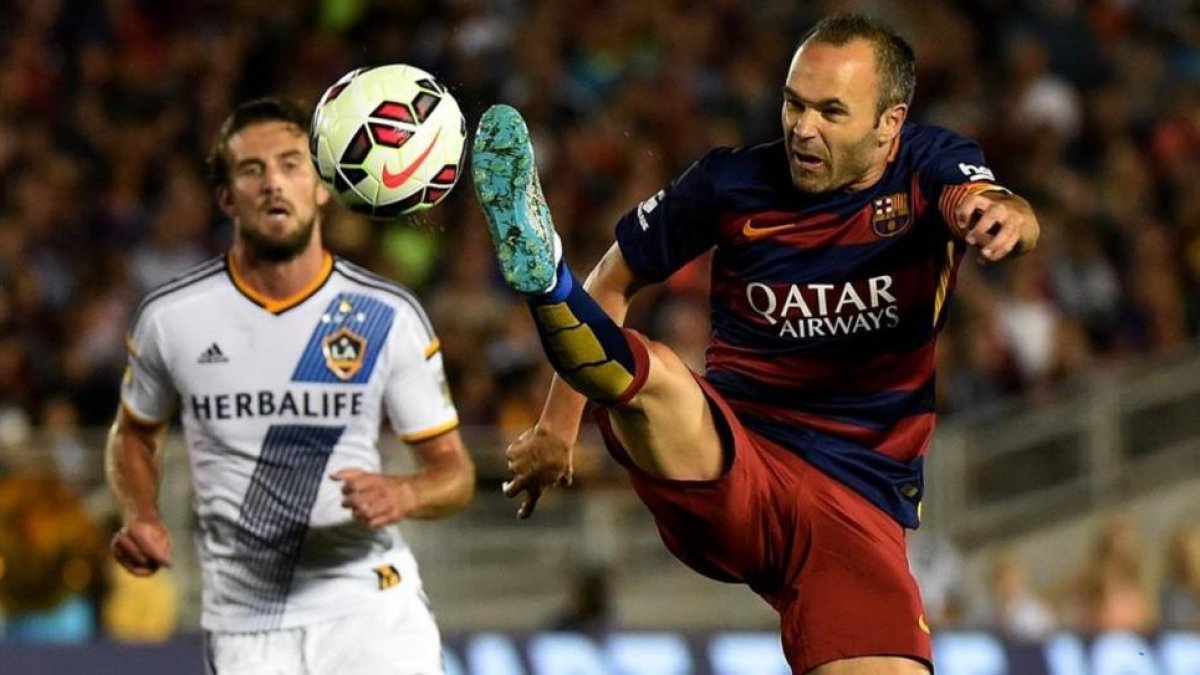 Iniesta, en el partido del Barça contra Los Ángeles Galaxy de la International Champions Cup, encuentro que se jugó el 21 de julio del 2015 en el Rose Bowl Stadium de Pasadena (EEUU).-MARK RALSTON