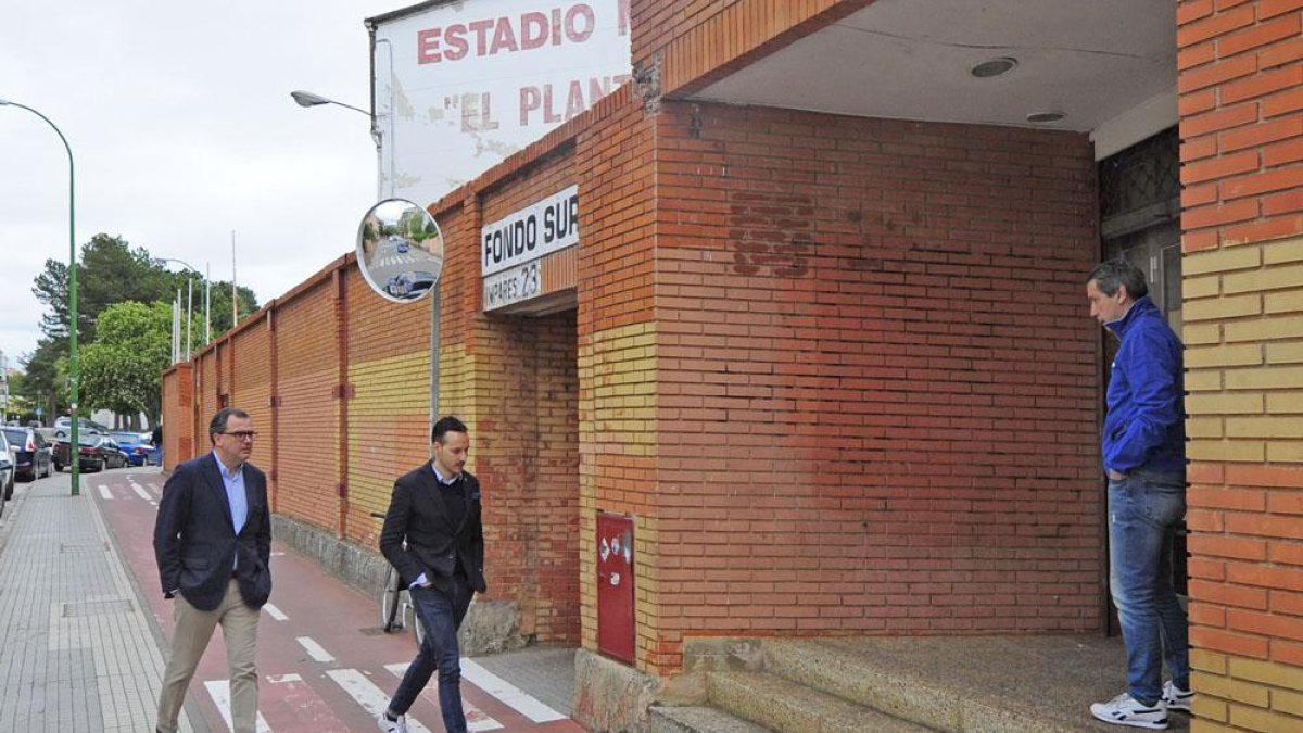 Félix Sancho se reunió ayer por la mañana en las oficinas de El Plantío con Nacho San Millán.-ISRAEL L. MURILLO