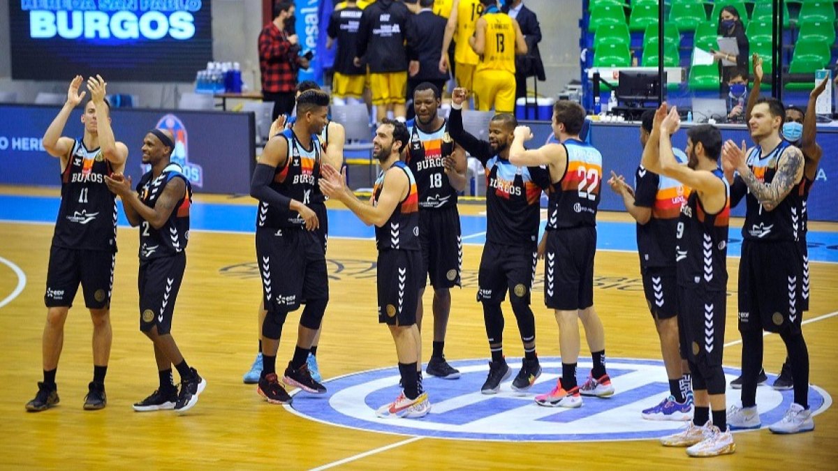 Los jugadores del Hereda San Pablo celebran su último triunfo. TOMÁS ALONSO