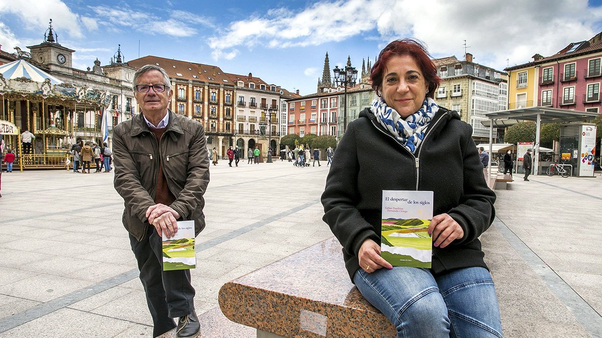Esther Pardiñas y Fernando Ortega Barriuso, autores de ‘El despertar de los siglos’. TOMÁS ALONSO