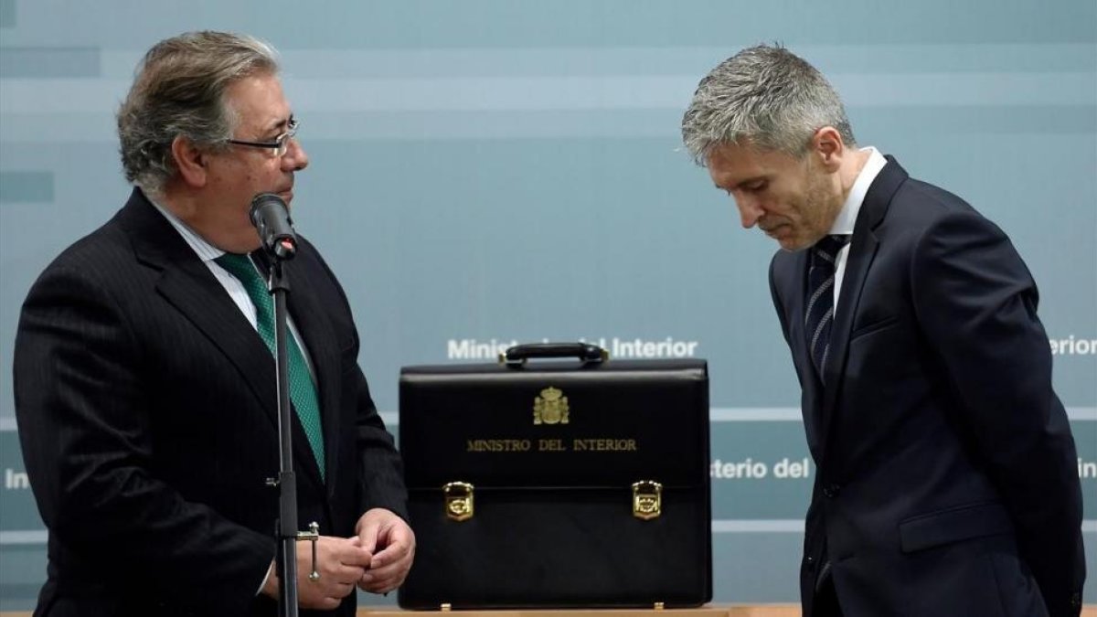 El nuevo ministro del interior, Fernando Grande-Marlaska, recibe la cartera de manos de su antecesor, Juan Ignacio Zoido.-/ OSCAR DEL POZO