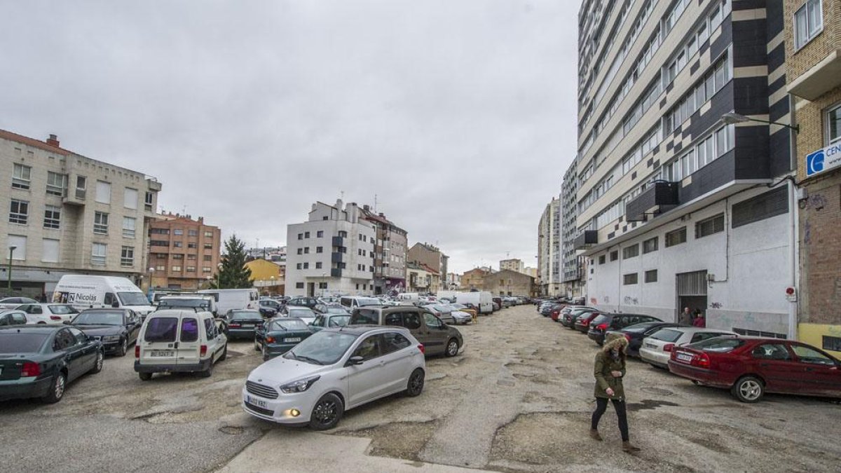 Los vecinos utilizan esta zona para aparcar que lleva toda la vida en precario.-ISRAEL L. MURILLO