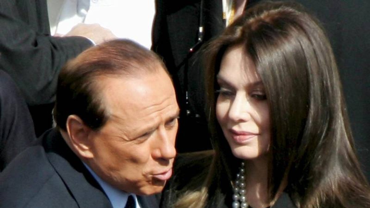 El ex primer ministro italiano Silvio Berlusconi deberá pagar una pensión de 1,4 millones de euros al mes a su exmujer Veronica Lario, según decidió hoy el Tribunal de Monza (norte de Italia), que cerró así su causa de divorcio.-Foto: EFE
