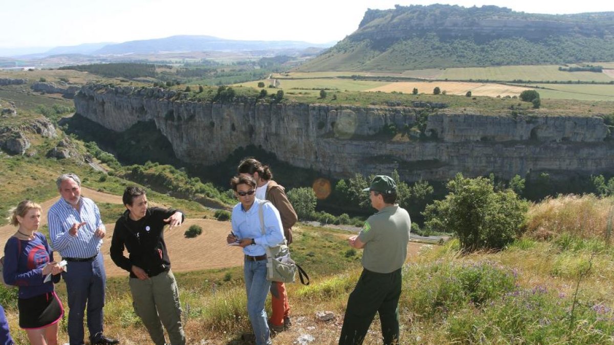 Dos evaluadores de la Unesco, en la visita de estimación en el cañón de la Horadada (Palencia).-ICAL