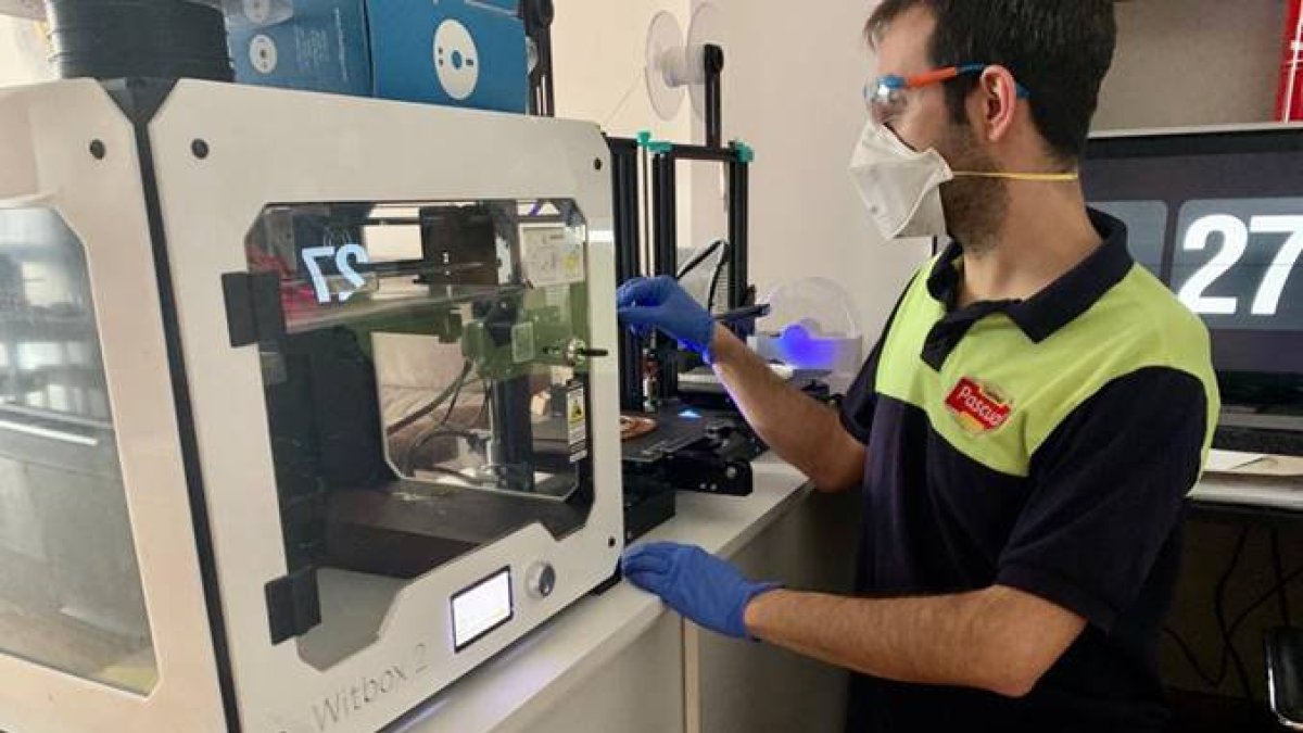 Un operario de Pascual Aranda emplea una impresora 3D para fabricar piezas. ECB