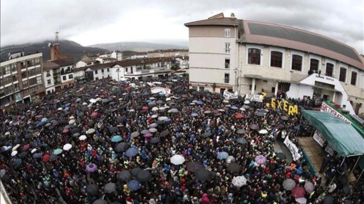 La manifestación de Alsasua contra la mala imagen que se proyecta de la población tras unos enfrentamientos con la Guardia Civil.-EFE / JESUS DIGES