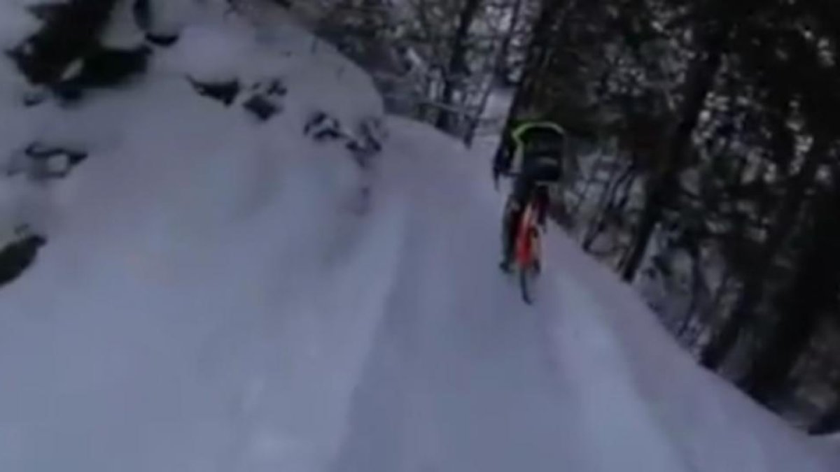 Pedaleando sobre la nieve.-TWITTER