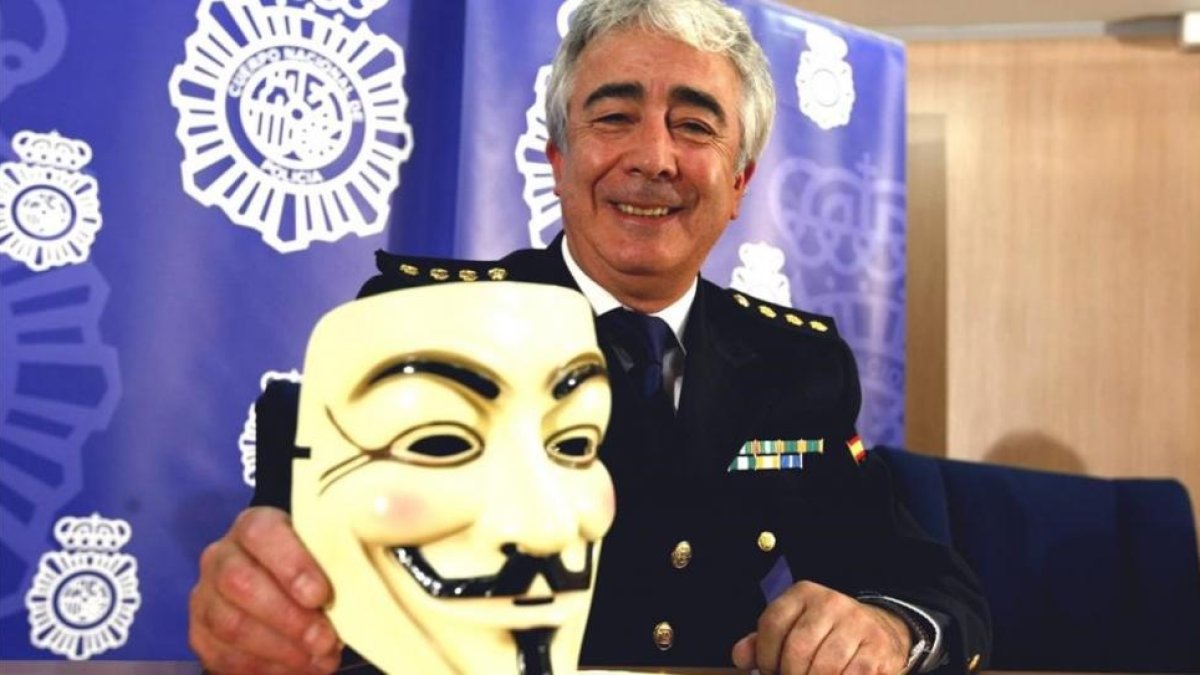 El comisario Manuel Vázquez, cuando anunció la desarticulación de la supuesta cúpula de Anonymous en España.-DAVID CASTRO