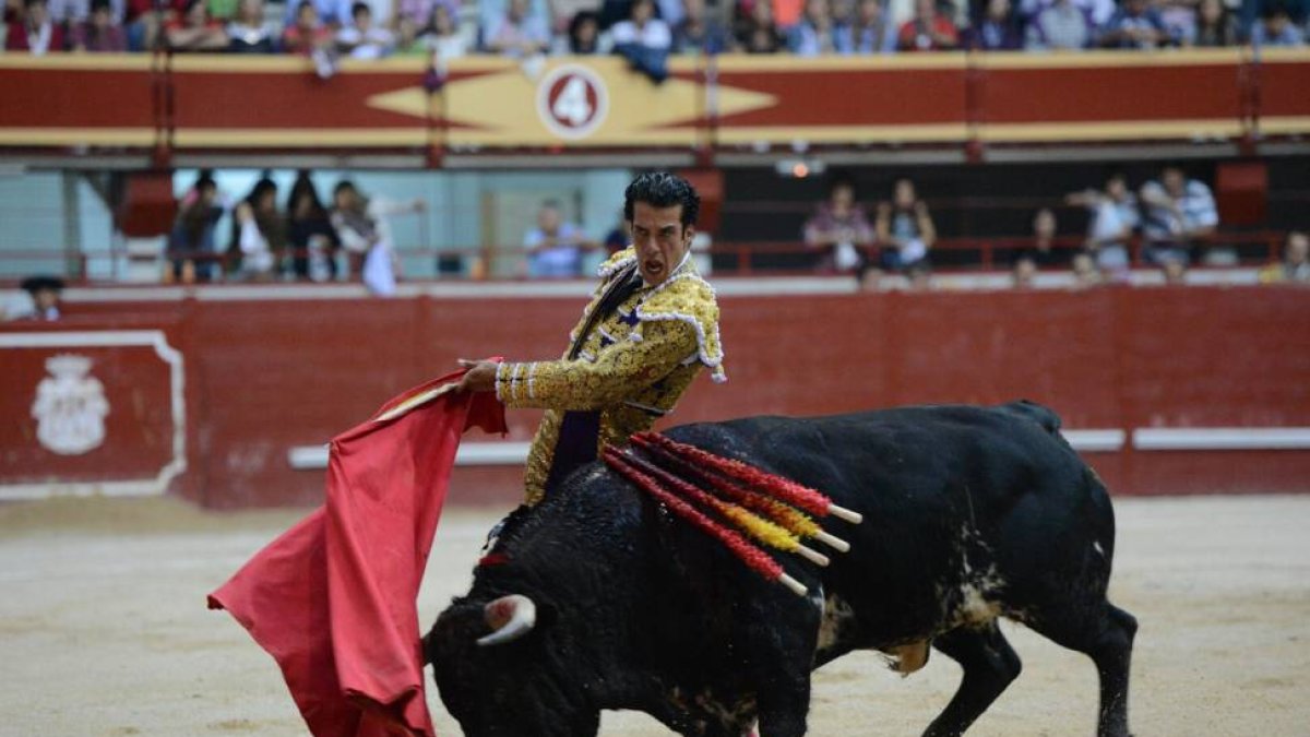 Instante de la desgarradora faena de Morenito frente al toro indultado.-A. C.