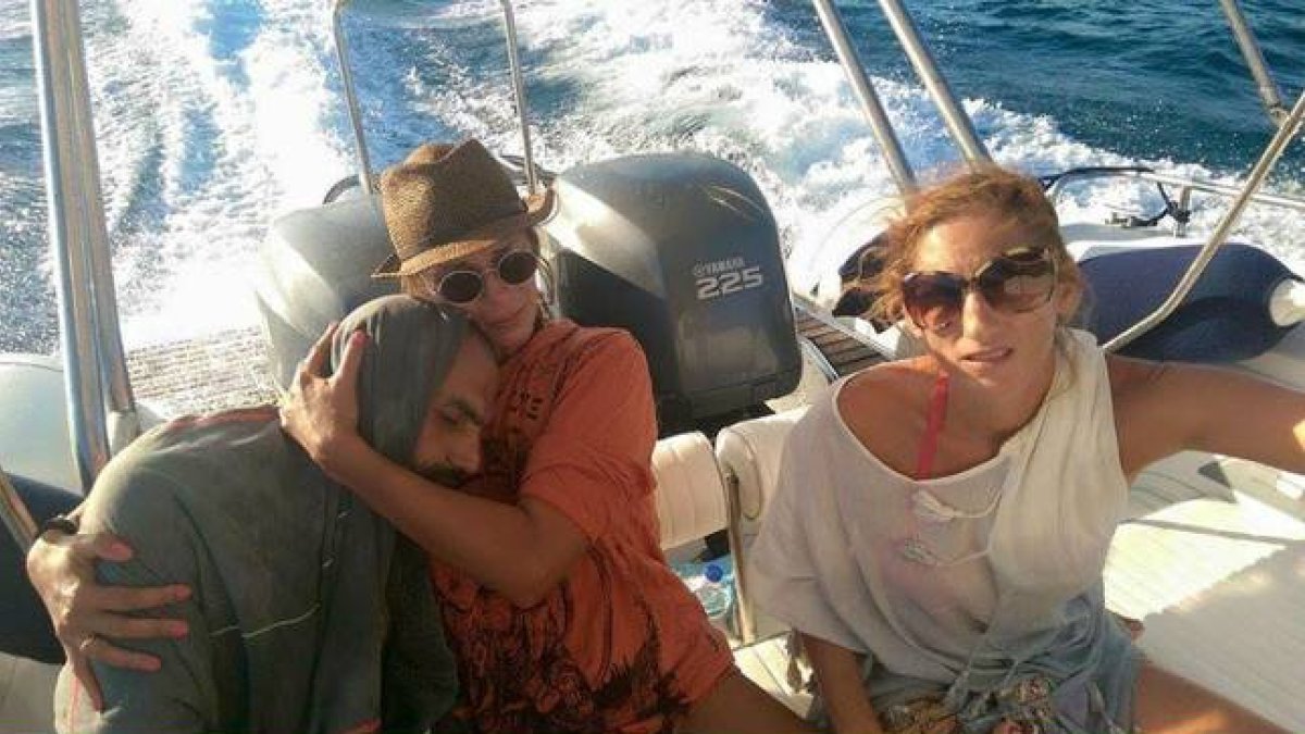 La mujer griega publica en Facebook la imagen en la que se la ve abrazando al náufrago sirio que rescató.-Foto: FB / SANDRA TSILIGERIDU