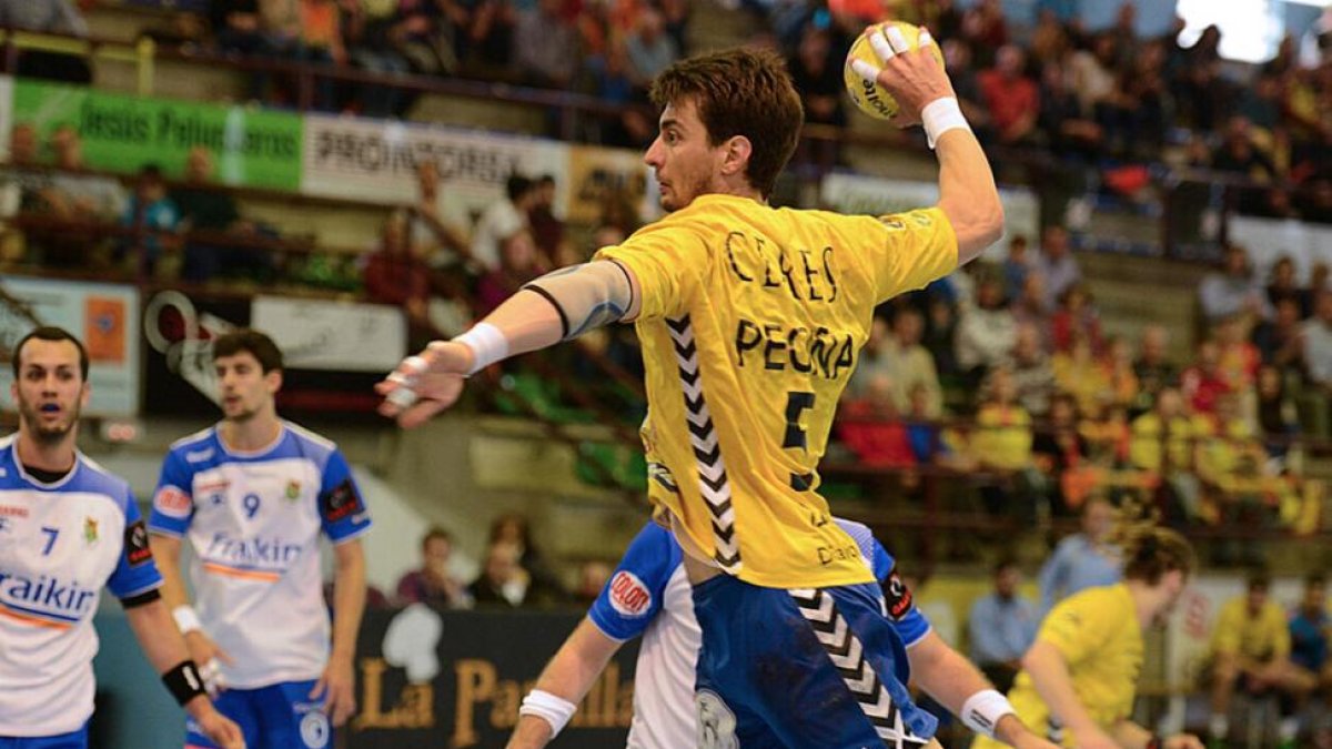 Peciña se dispone a lanzar sobre portería en el choque ante el Granollers.-ALBERTO CALVO