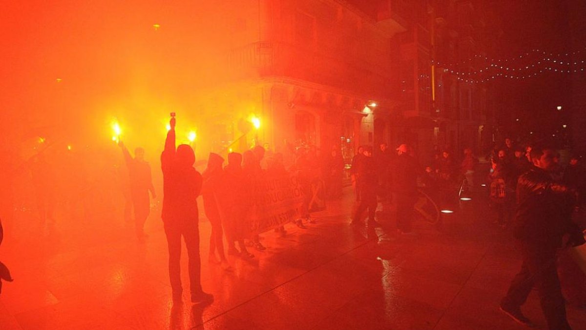 Imagen de archivo de una manifestación en la capital burgalesa en la que se lanzaron bengalas.-ISRAEL L. MURILLO