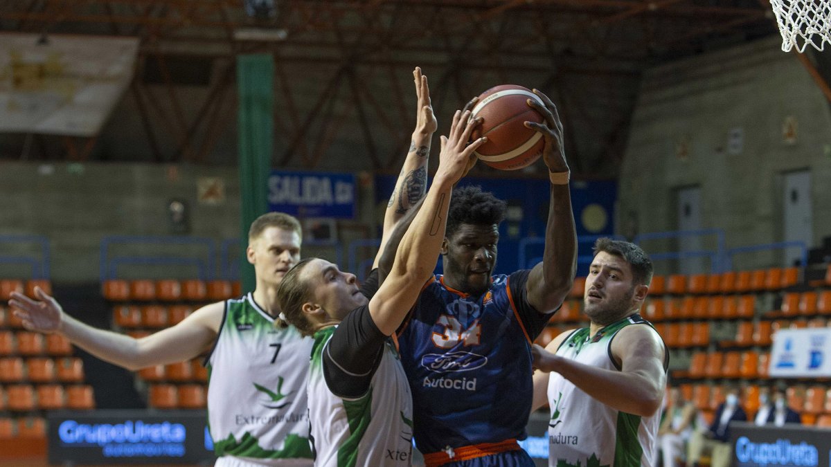 Mus Barro captura un rebote en el choque de ayer frente a Cáceres. RAÚL G. OCHOA