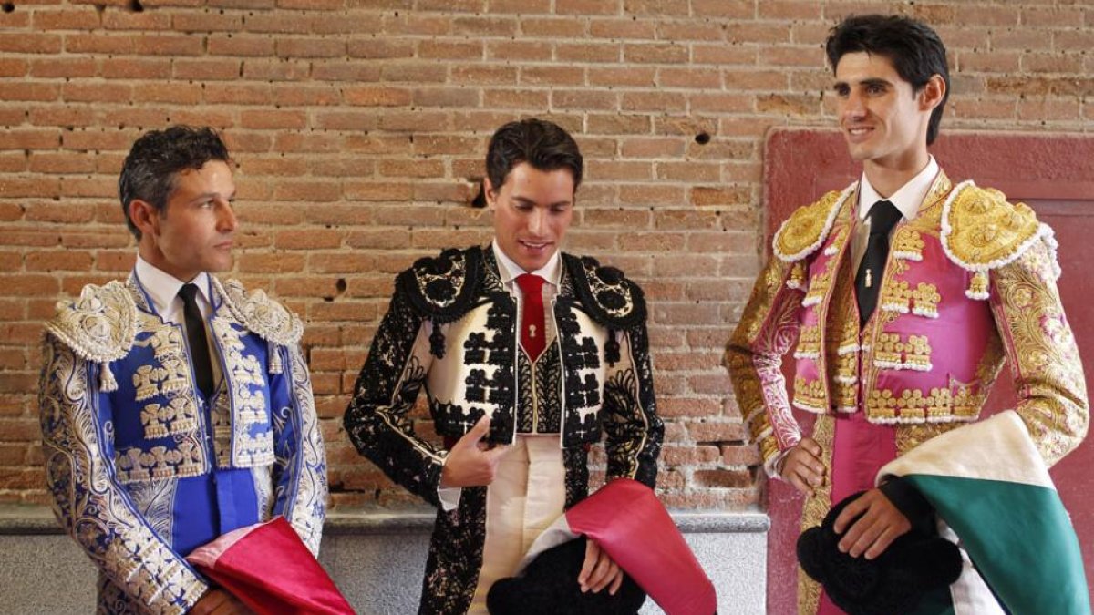 Víctor Barrio (dcha.) vestido de luces en Las Ventas el pasado 29 de mayo-P. A.