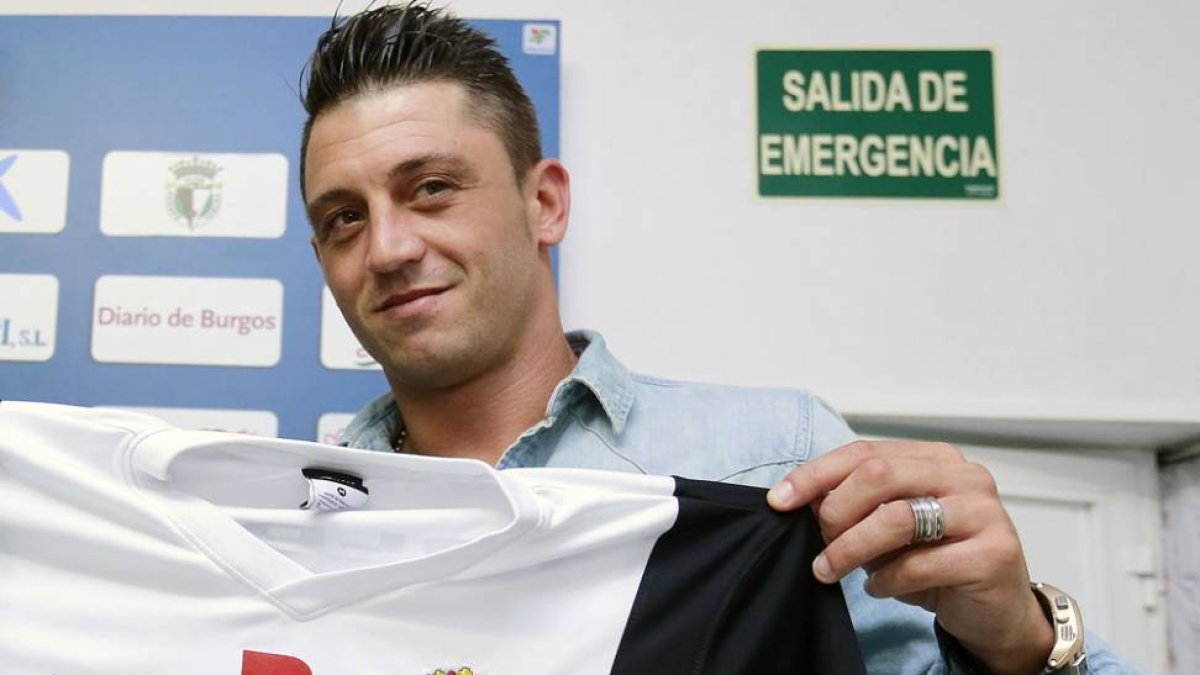 Imagen de la presentación como jugador blanquinegro de Jonathan Valle.-RAÚL G. OCHOA