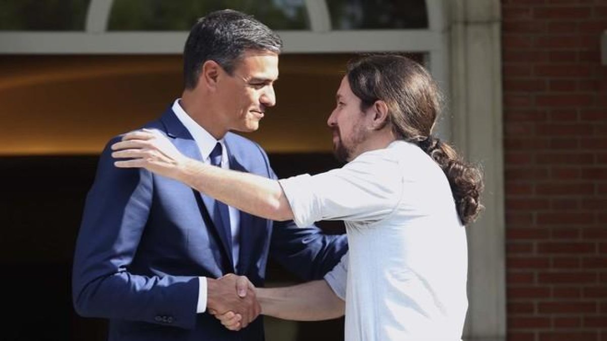 Pedro Sánchez recibe a Pablo Iglesias en la Moncloa el pasado 6 de septiembre.-DAVID CASTRO