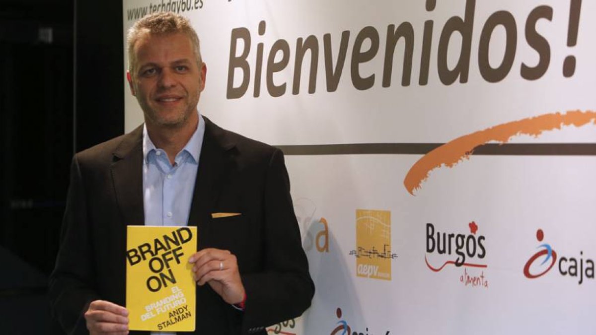 Andy Stalman posa con su libro antes de su intervención en el salón de actos de la Fundación Caja Círculo.-RAÚL G. OCHOA