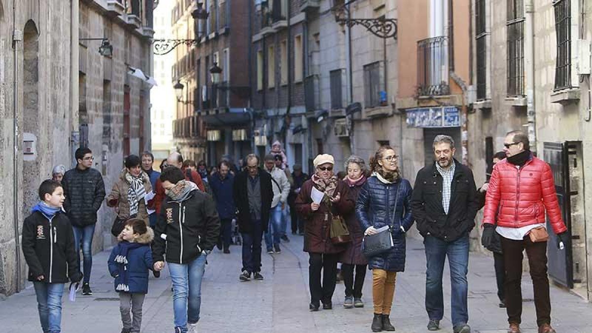 Los integrantes de la I Marcha Urbana Cofrade ‘Conoce tus pasos’ que se celebró ayer.-RAÚL G. OCHOA